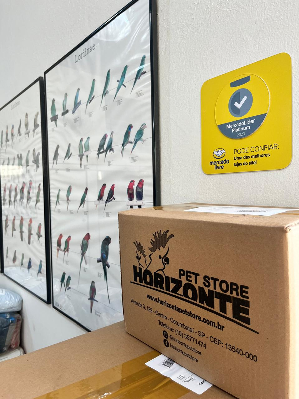 Embalagens e produtos da Horizonte Pet Store na loja f�sica